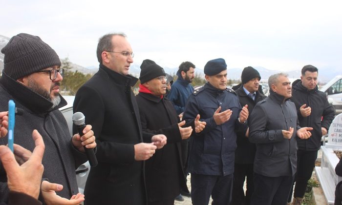 6 Şubat Şehitleri Afşin’de Fırtınaya rağmen gözyaşlarıyla anıldı.