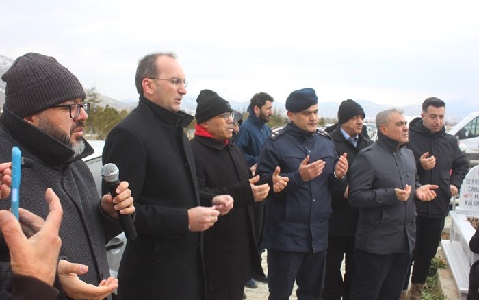 6 Şubat Şehitleri Afşin’de Fırtınaya rağmen gözyaşlarıyla anıldı.