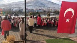 Afşin’de Okullar “Bayrak” Teması ile yeni döneme açıldı.