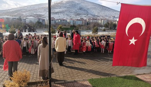 Afşin’de Okullar “Bayrak” Teması ile yeni döneme açıldı.