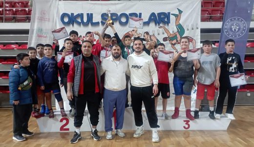 Afşinli pehlivanlar Sivas’tan derecelerle döndü.