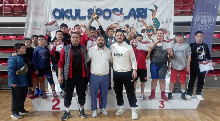 Afşinli pehlivanlar Sivas’tan derecelerle döndü.