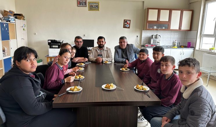 Afşin Eğitim-Bir-Sen’den Dereceye Giren Nadır Ortaokulu Bocce Takımı Başarısı Kutlaması.