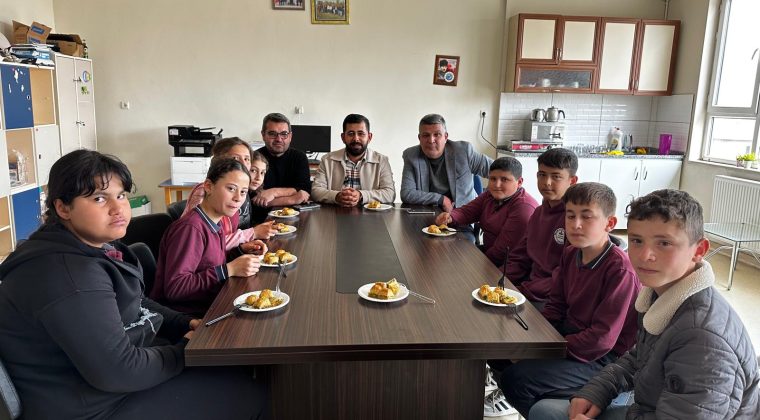 Afşin Eğitim-Bir-Sen’den Dereceye Giren Nadır Ortaokulu Bocce Takımı Başarısı Kutlaması.