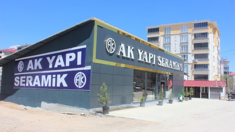 Ak Yapı Seramik, devasa teşhir salonu ile  hizmet vermeye devam ediyor.