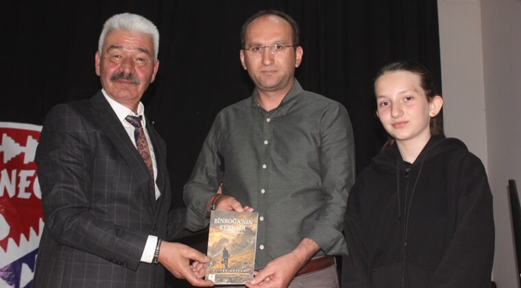 Aşık Aliyar Arslan’ın ilk kitabı için İmza günü düzenlendi.