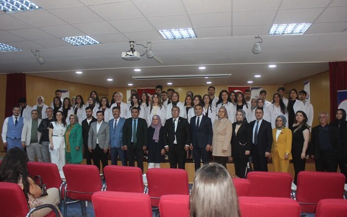 Afşin’de Hemşirelik Haftasında Önlük giyme töreni gerçekleştirildi.