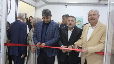 Afşin Anadolu Lisesinde Öğrenciler Resim Sergisi açtılar.