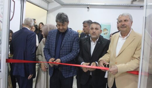 Afşin Anadolu Lisesinde Öğrenciler Resim Sergisi açtılar.