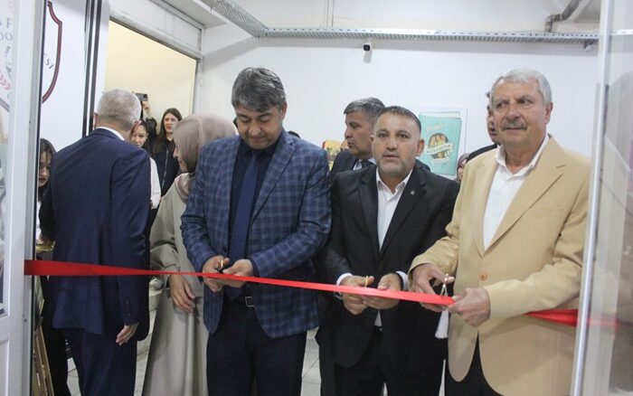 Afşin Anadolu Lisesinde Öğrenciler Resim Sergisi açtılar.