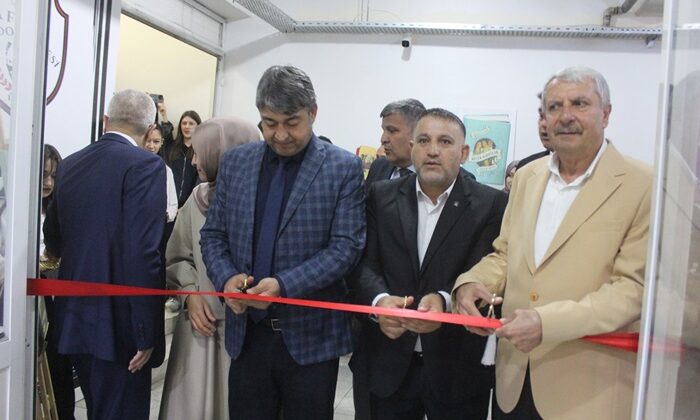 Afşin Anadolu Lisesinde Öğrenciler Resim Sergisi açtılar.