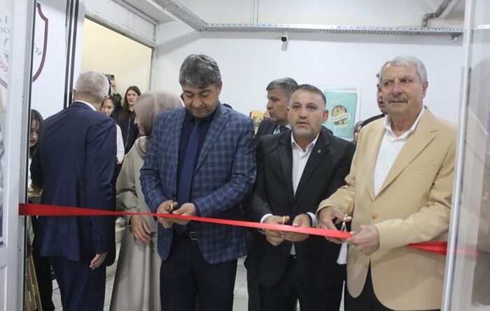 Afşin Anadolu Lisesinde Öğrenciler Resim Sergisi açtılar.