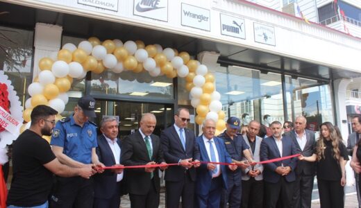 Afşin’de ARİS Giyim Mağazası için açılış töreni düzenlendi.