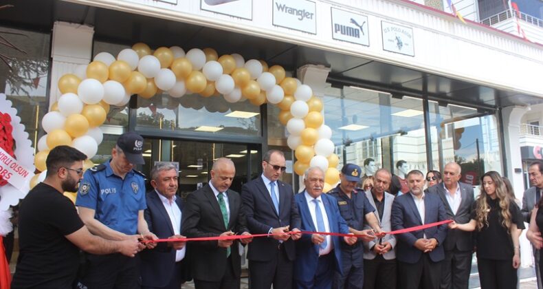 Afşin’de ARİS Giyim Mağazası için açılış töreni düzenlendi.