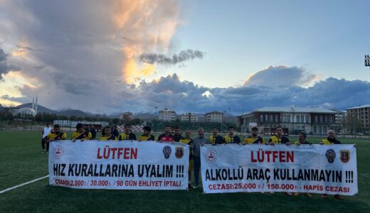 Afşin’de Futbol Turnuvasında Trafik Kurallarına Afişle dikkat çekildi.