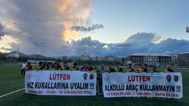 Afşin’de Futbol Turnuvasında Trafik Kurallarına Afişle dikkat çekildi.