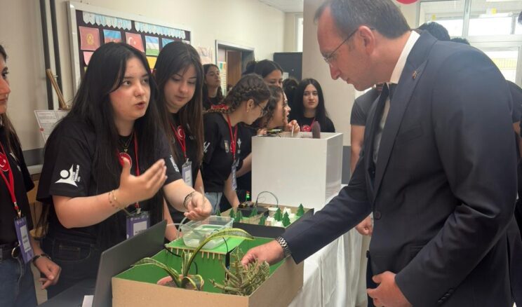 Afşin Eshab-ı Kehf Anadolu Lisesinde Bilim Fuarı büyük ilgi gördü.
