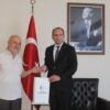 Sokak ve Caddelerde günlük temizlik yapan vatandaş Kaymakam Sarıdoğan tarafından ödüllendirildi.