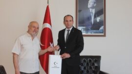 Sokak ve Caddelerde günlük temizlik yapan vatandaş Kaymakam Sarıdoğan tarafından ödüllendirildi.