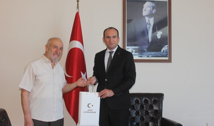 Sokak ve Caddelerde günlük temizlik yapan vatandaş Kaymakam Sarıdoğan tarafından ödüllendirildi.