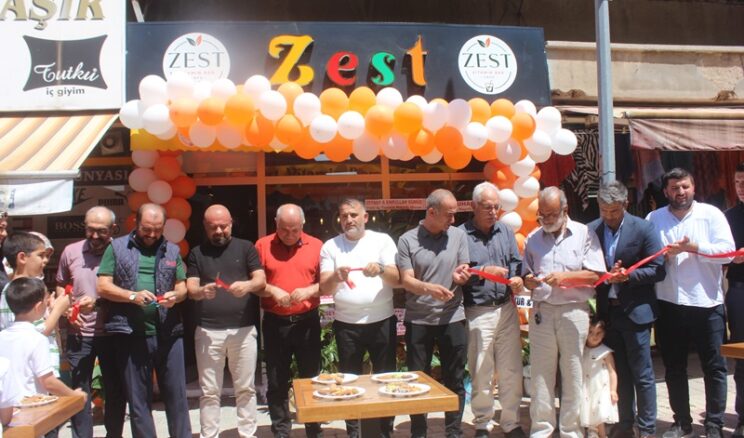 ZEST Vitamin Bar için açılış töreni düzenlendi.