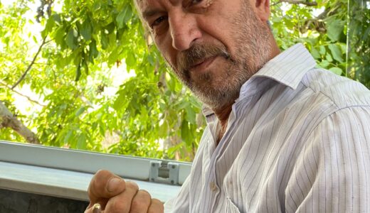 Çatıya düşen Yorgun Mermi, hem Çatıyı hem de Kulplu Tası delip geçti.