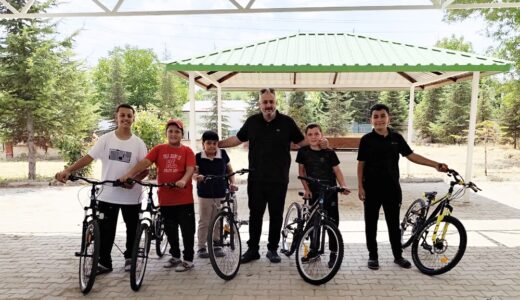 Altunelma’da Kur’an-ı Kerimi güzel okuyanlara yine Bisiklet hediye edildi.