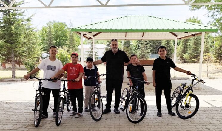Altunelma’da Kur’an-ı Kerimi güzel okuyanlara yine Bisiklet hediye edildi.