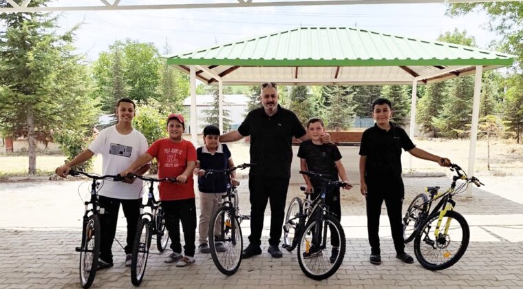 Altunelma’da Kur’an-ı Kerimi güzel okuyanlara yine Bisiklet hediye edildi.