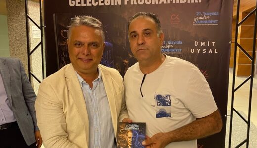 Afşinli Belediye Başkanı, kitaplarını okuyucuları için imzaladı.