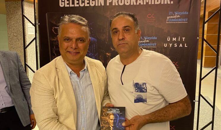 Afşinli Belediye Başkanı, kitaplarını okuyucuları için imzaladı.