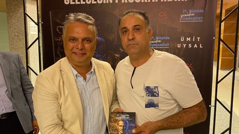 Afşinli Belediye Başkanı, kitaplarını okuyucuları için imzaladı.