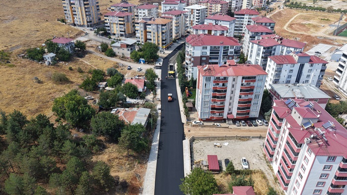 Afşin’de Atlas Caddesi’nin Asfaltı Büyükşehir’le Yenileniyor.