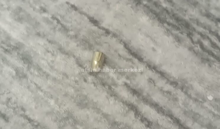 Afşin’de bir evin çatısına düşen Yorgun mermi Çatıyı delerek evin içine girdi.
