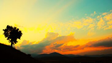 AFŞİN GÖZ MAĞARASI’NDAN BİNBOĞA DAĞLARI’NA UZANAN GÜNEŞ HÜZMESİ.
