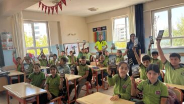 Afşin Polisi, Okullarda Trafik Güvenliği Eğitimlerine devam ediyor.