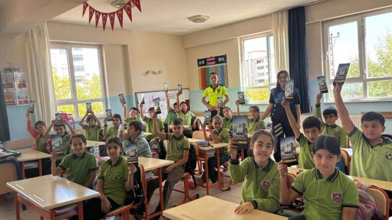 Afşin Polisi, Okullarda Trafik Güvenliği Eğitimlerine devam ediyor.