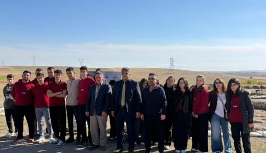 Öğrenciler önce tarihini öğrenmeli diyen Cuma Kılınç, Öğrencilere Yassıhöyük gezisi düzenledi.