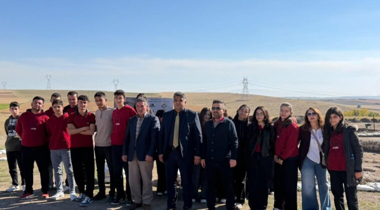 Öğrenciler önce tarihini öğrenmeli diyen Cuma Kılınç, Öğrencilere Yassıhöyük gezisi düzenledi.